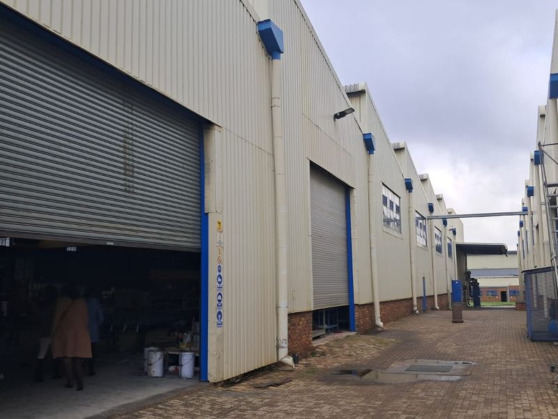 1972m2 Warehouse To Let in Clayville - Photo 1