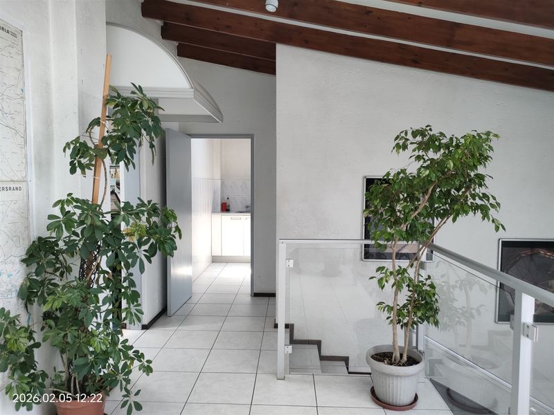 2948m2 Warehouse and offices - FOR SALE - R10m plus vat - Photo 4