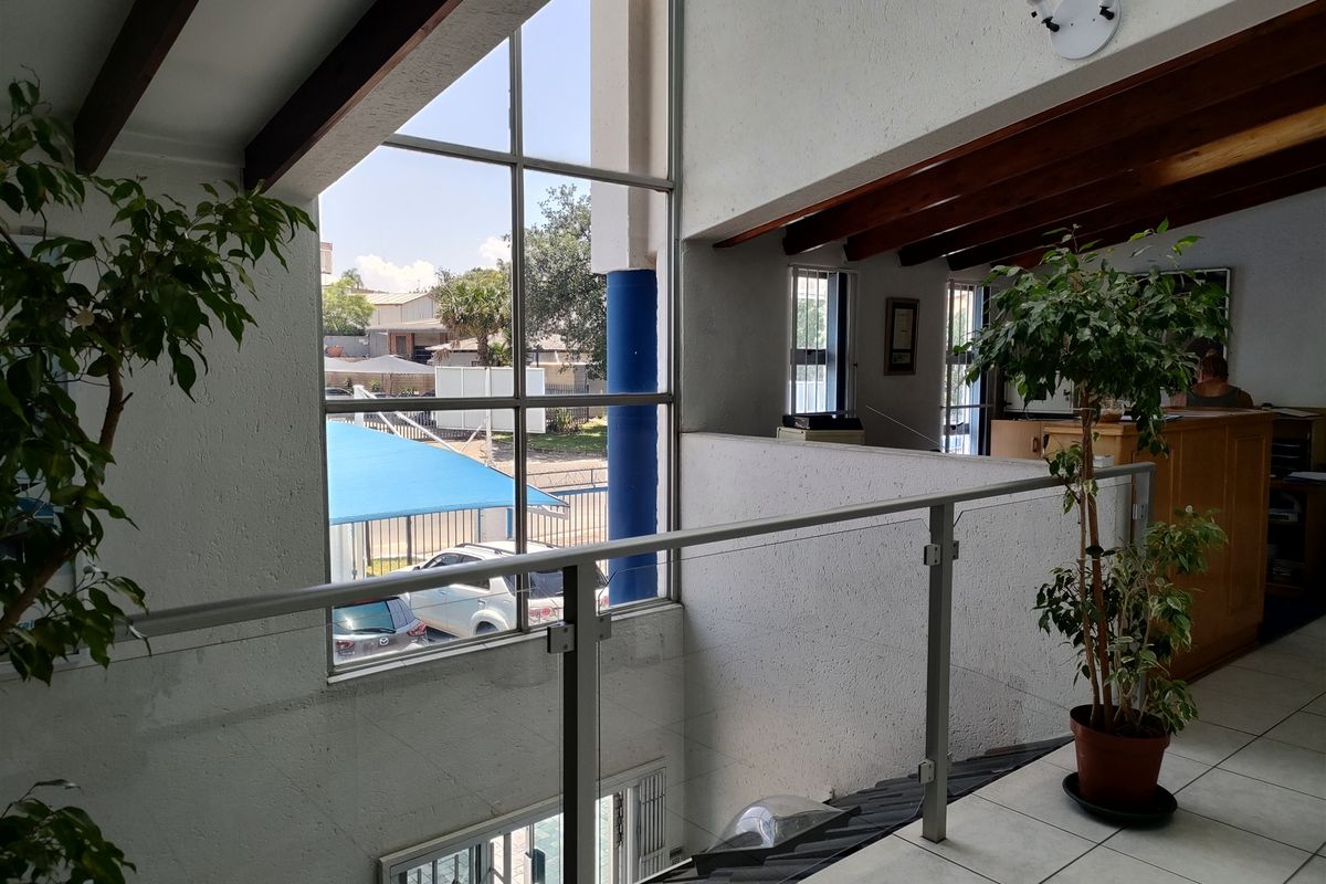 2948m2 Warehouse and offices - FOR SALE - R10m plus vat - Photo 5