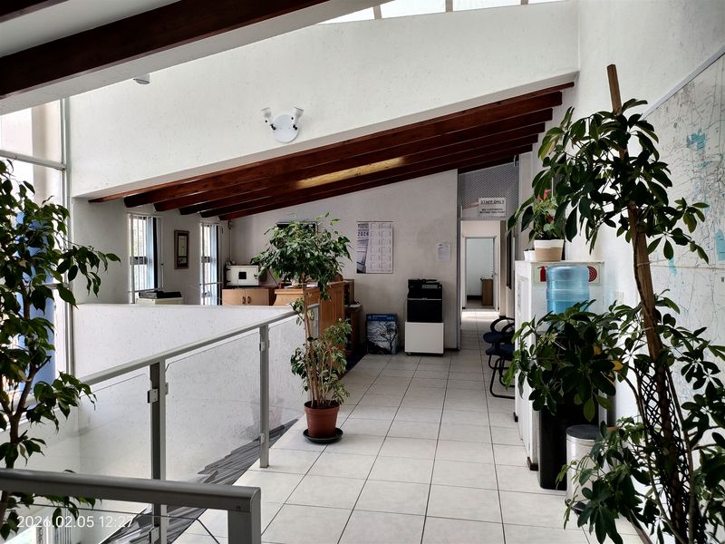 2948m2 Warehouse and offices - FOR SALE - R10m plus vat - Photo 3