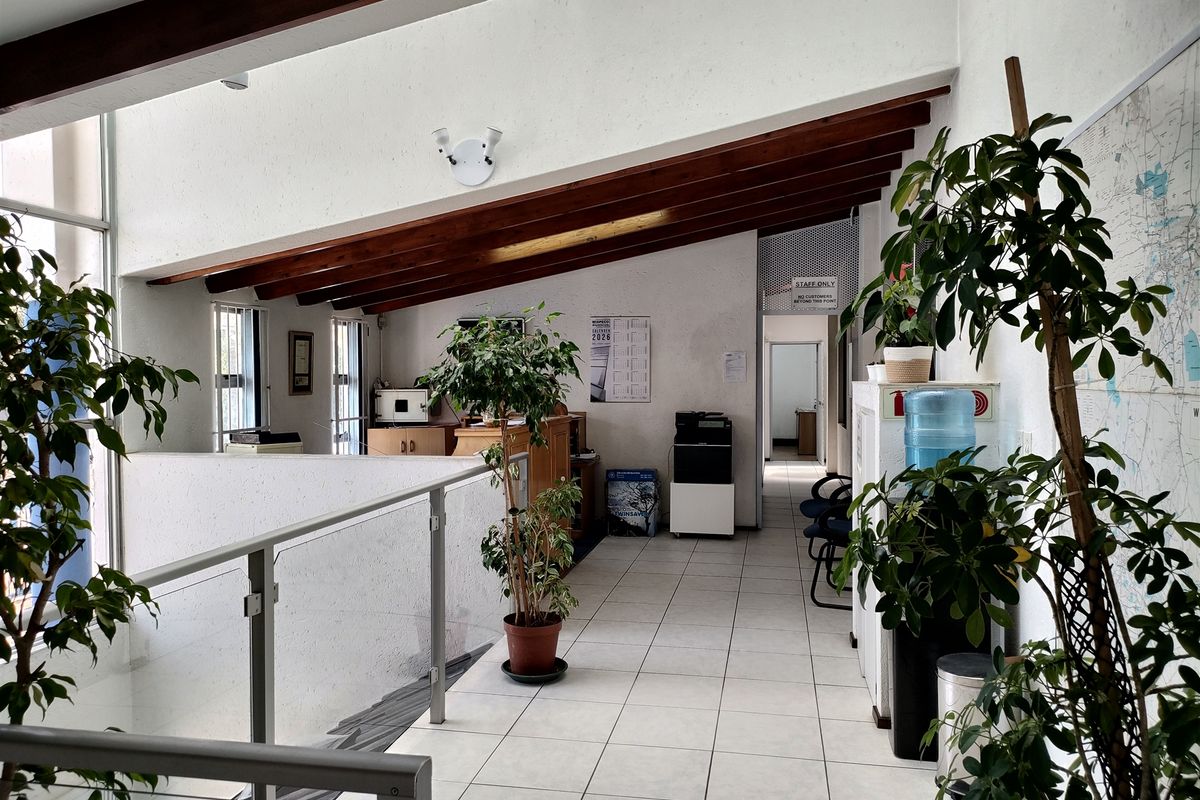 2948m2 Warehouse and offices - FOR SALE - R10m plus vat - Photo 3