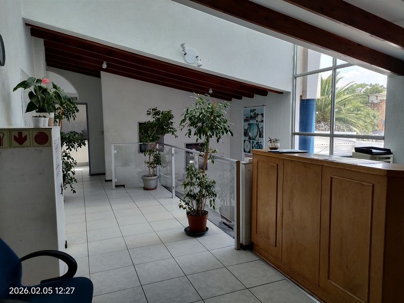 2948m2 Warehouse and offices - FOR SALE - R10m plus vat - Photo 2