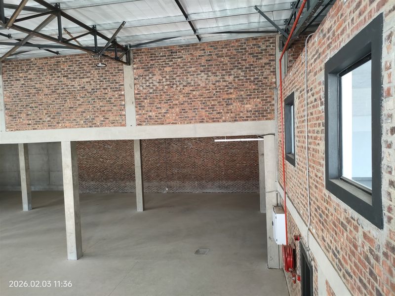 875m2  Warehouse  - TO LEASE - Photo 9