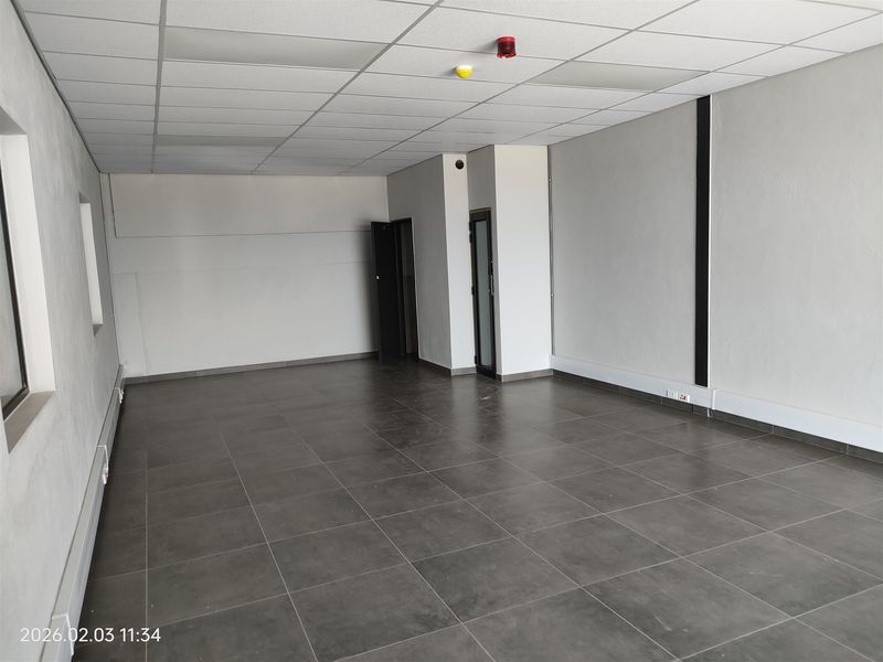 875m2  Warehouse  - TO LEASE - Photo 3