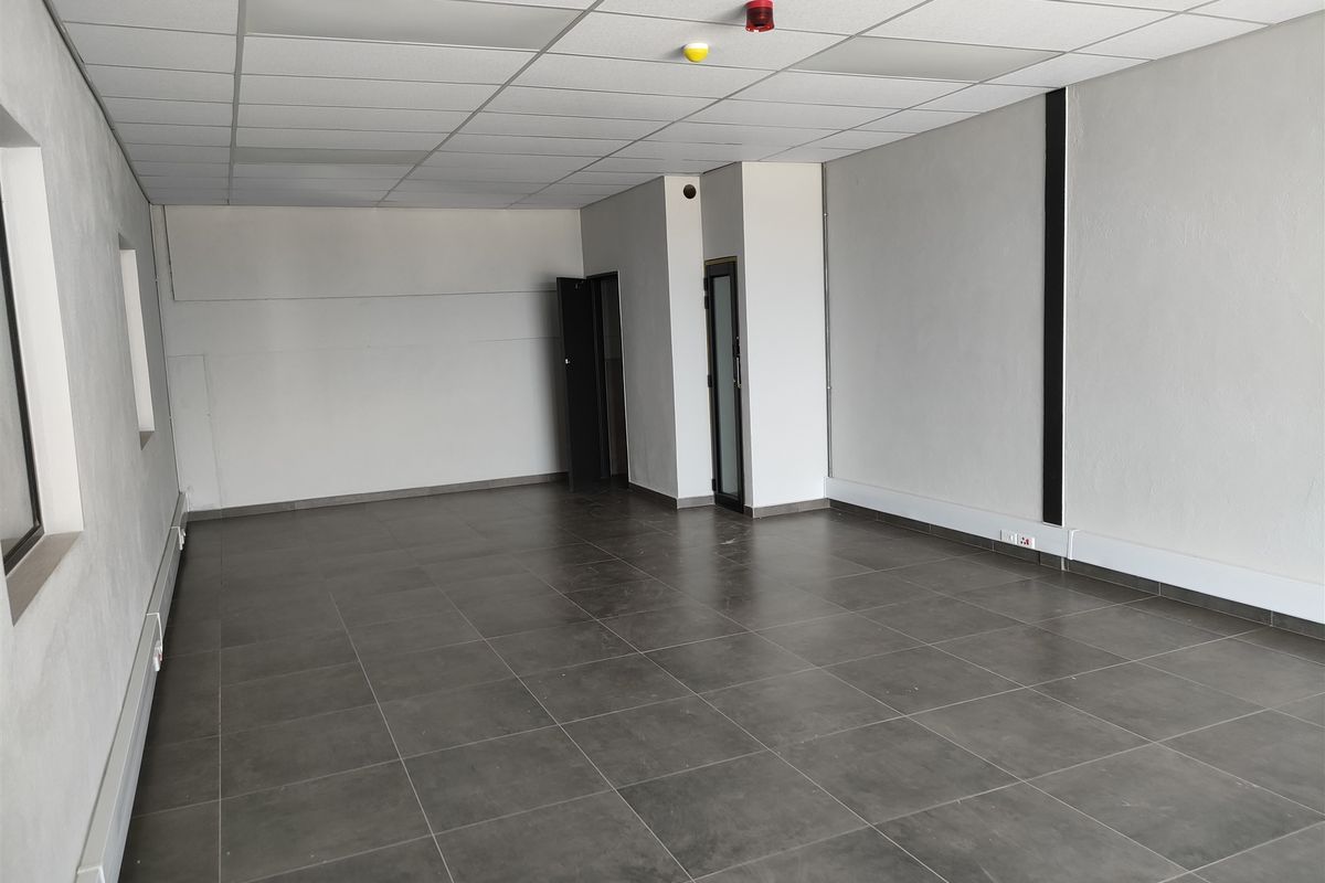 875m2  Warehouse  - TO LEASE - Photo 3