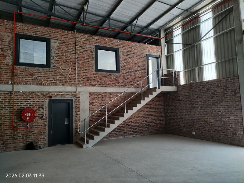 875m2  Warehouse  - TO LEASE - Photo 2