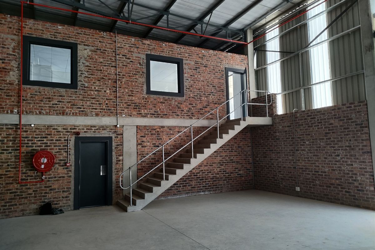 875m2  Warehouse  - TO LEASE - Photo 2