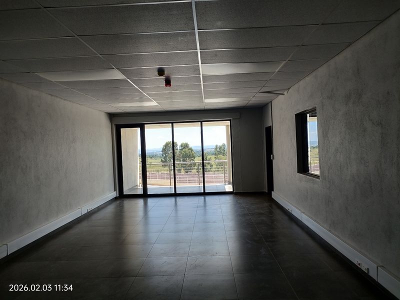 875m2  Warehouse  - TO LEASE - Photo 4