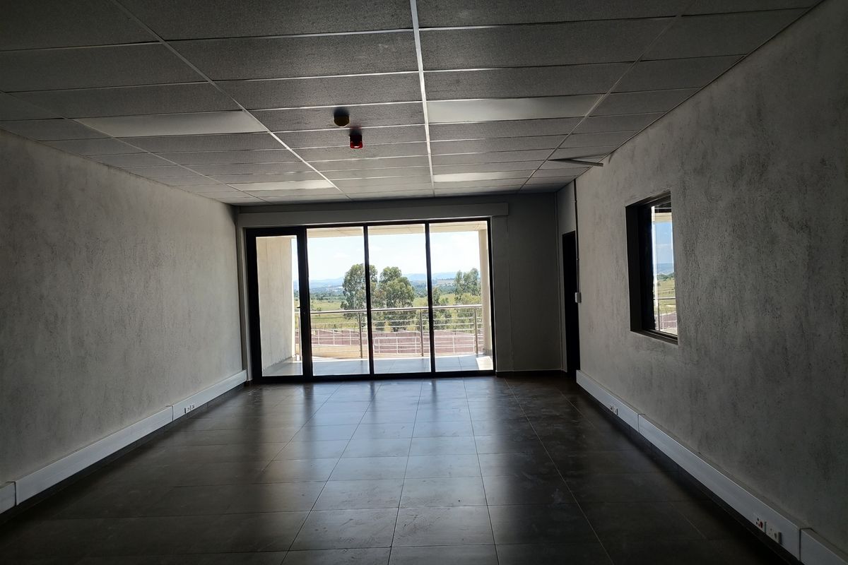 875m2  Warehouse  - TO LEASE - Photo 4