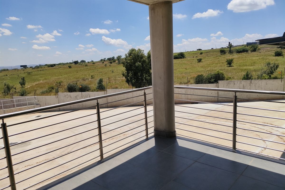 875m2  Warehouse  - TO LEASE - Photo 5