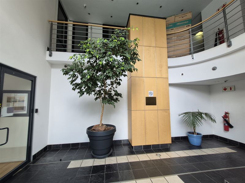 137m2 offices to let in Illovo - Photo 3