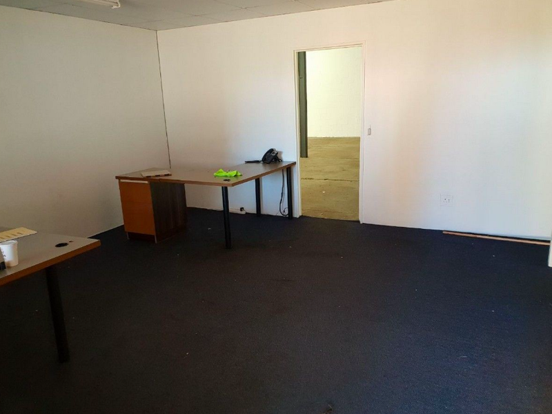 500m2 Warehouse to Let in Montague Gardends - Photo 5
