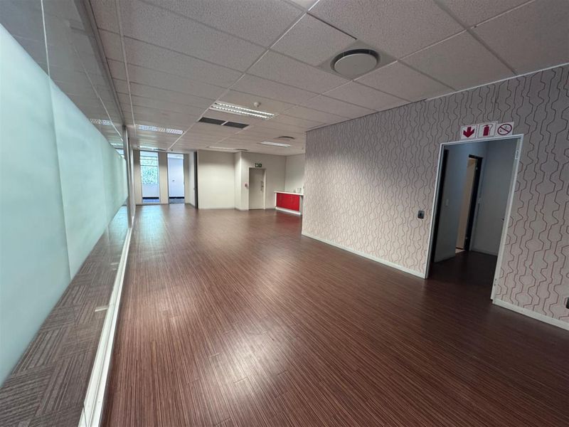 292.3m2 Offices to let in Sandhurst-Sandton - Photo 3