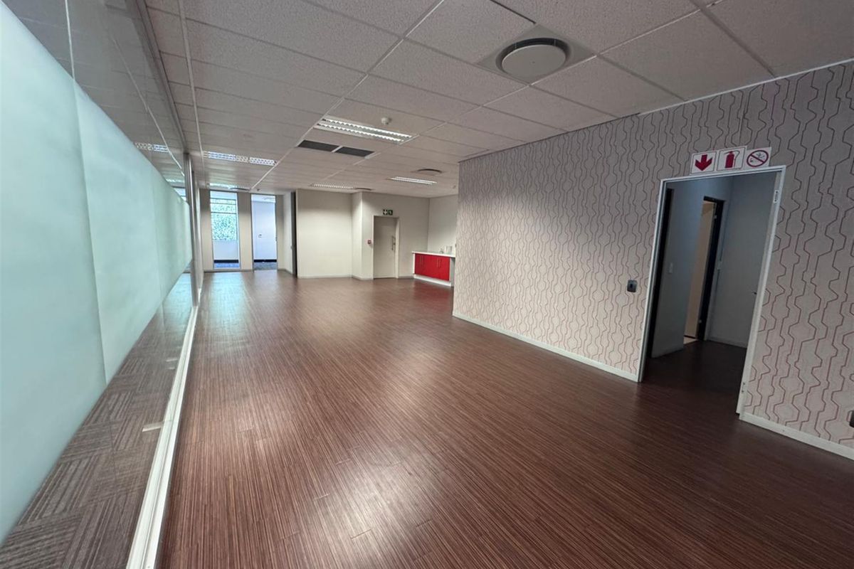 292.3m2 Offices to let in Sandhurst-Sandton - Photo 3