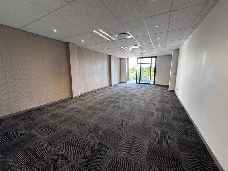 301.8m2  Offices to let in Sandhurst-Sandton - Photo 3