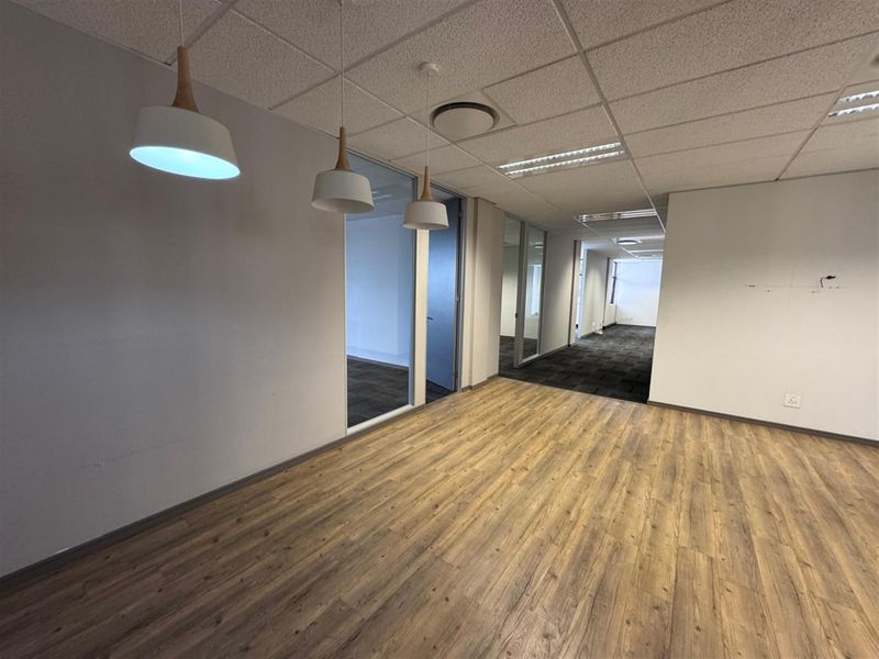 301.8m2  Offices to let in Sandhurst-Sandton - Photo 2