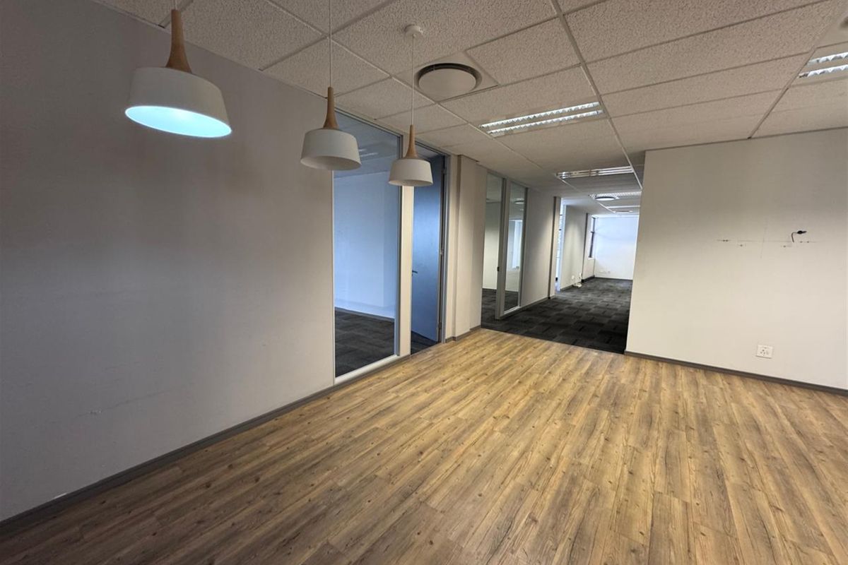 301.8m2  Offices to let in Sandhurst-Sandton - Photo 2