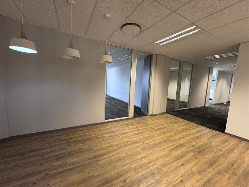 301.8m2  Offices to let in Sandhurst-Sandton - Photo 9