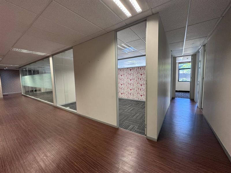325.6m2  Offices to let in Sandhurst-Sandton - Photo 8