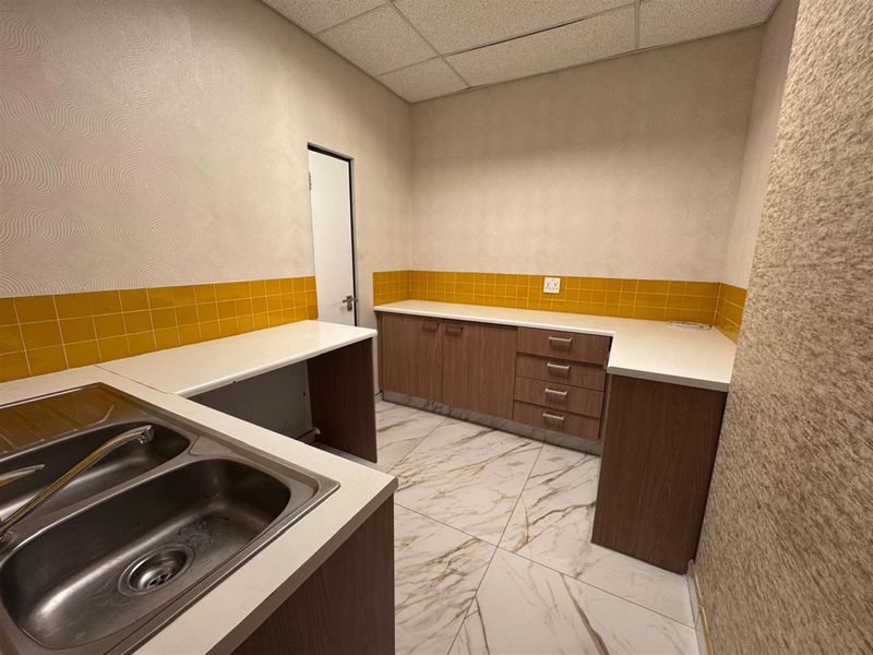 325.6m2  Offices to let in Sandhurst-Sandton - Photo 4