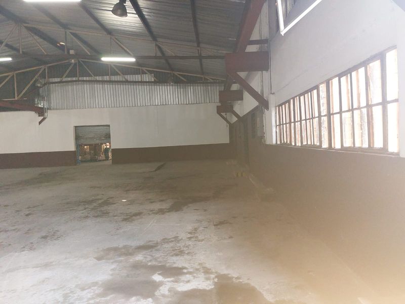 Lovely large warehouse-   Well situated - Photo 3
