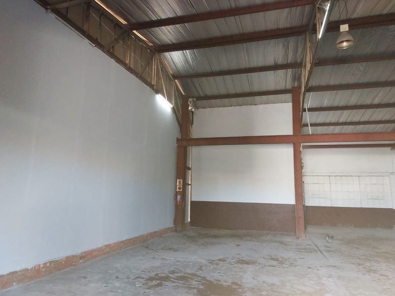 Lovely large warehouse-   Well situated - Photo 4