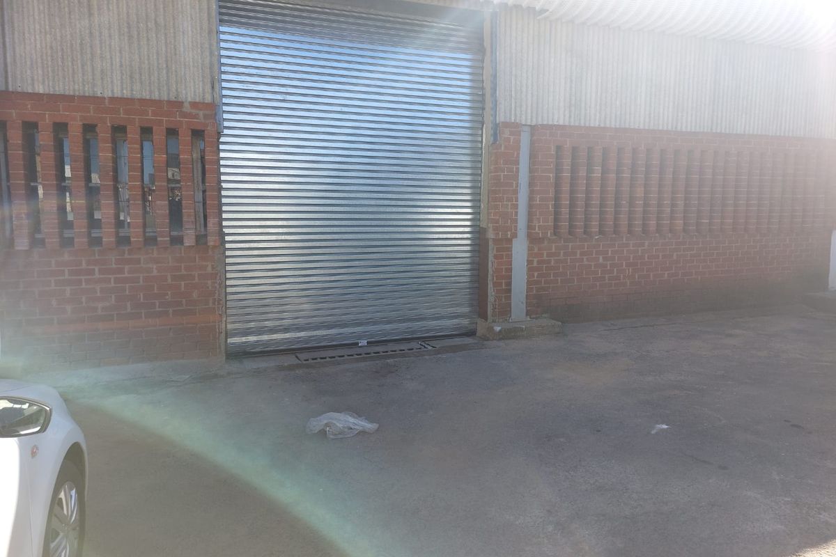 Lovely large warehouse-   Well situated - Photo 2