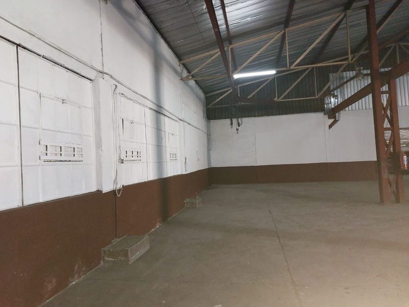 Lovely large warehouse-   Well situated - Photo 2