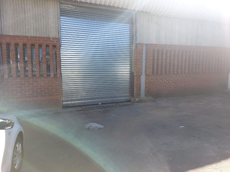 Lovely large warehouse-   Well situated - Photo 3