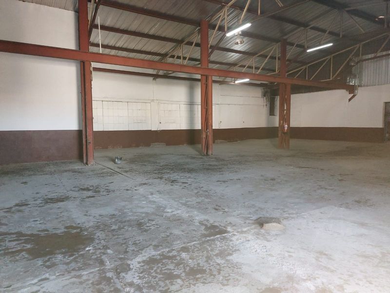 Lovely large warehouse-   Well situated - Photo 5
