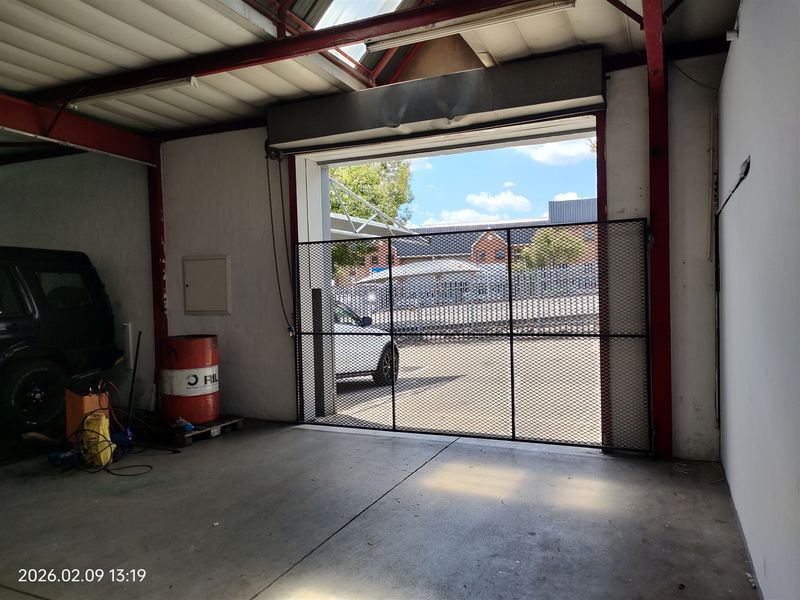 752m2  Warehouse  - TO LEASE - Photo 4