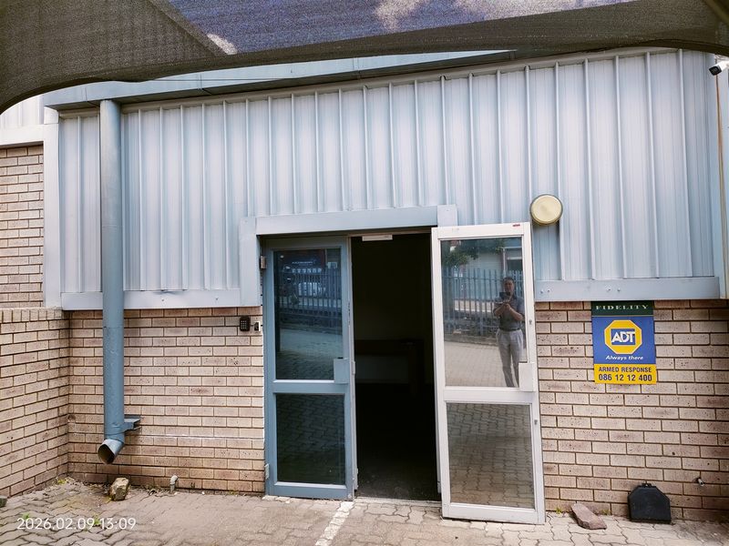 752m2  Warehouse  - TO LEASE - Photo 2