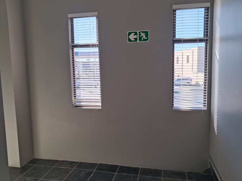 Exclusive Centrally located, Prime Office space  to let in Quigney - 281 square meters - Photo 10