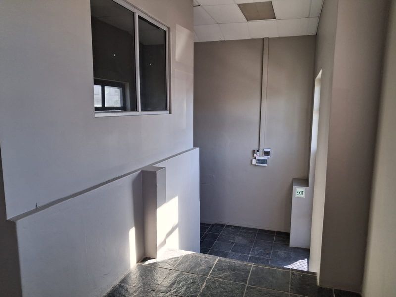 Exclusive Centrally located, Prime Office space  to let in Quigney - 281 square meters - Photo 9
