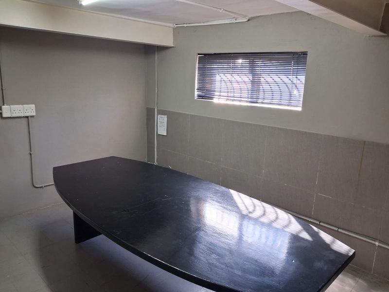 Exclusive Centrally located, Prime Office space  to let in Quigney - 281 square meters - Photo 7
