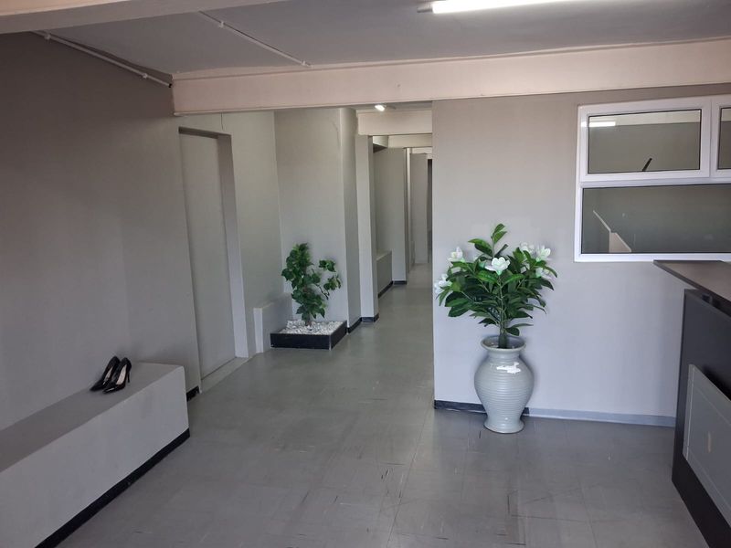 Exclusive Centrally located, Prime Office space  to let in Quigney - 281 square meters - Photo 4