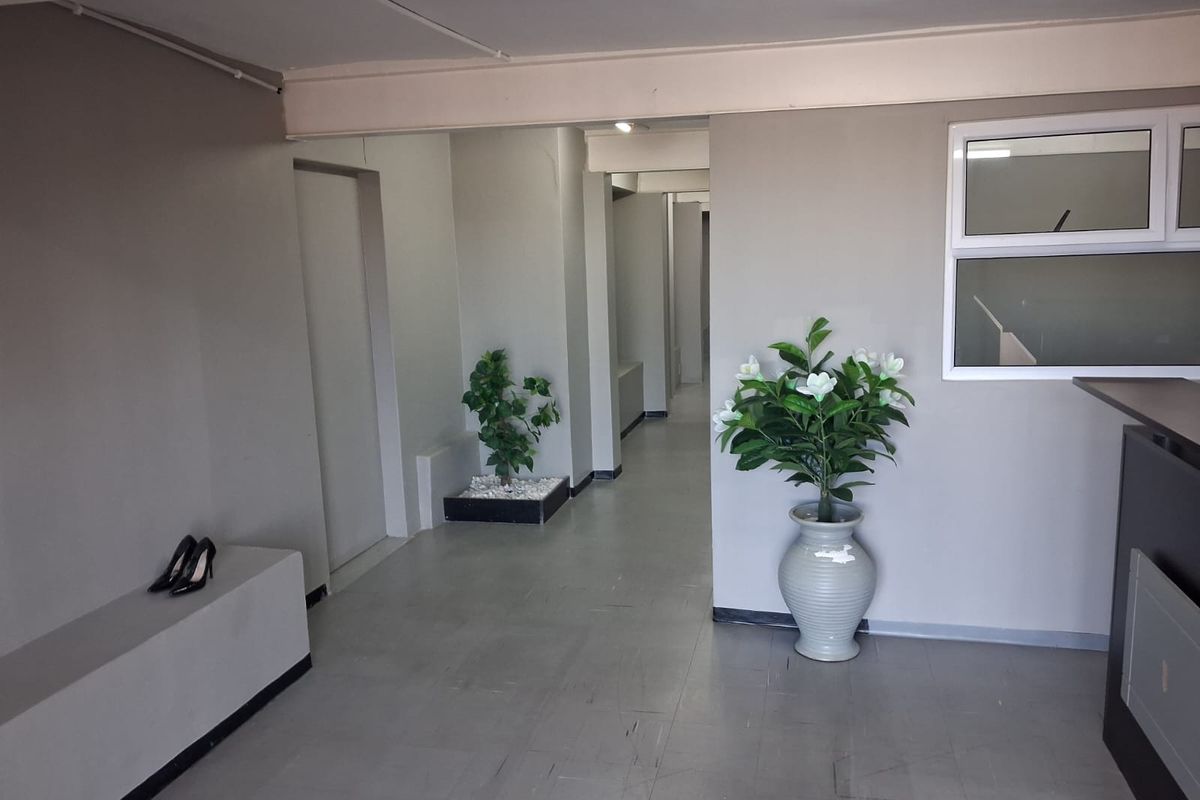 Exclusive Centrally located, Prime Office space  to let in Quigney - 281 square meters - Photo 4