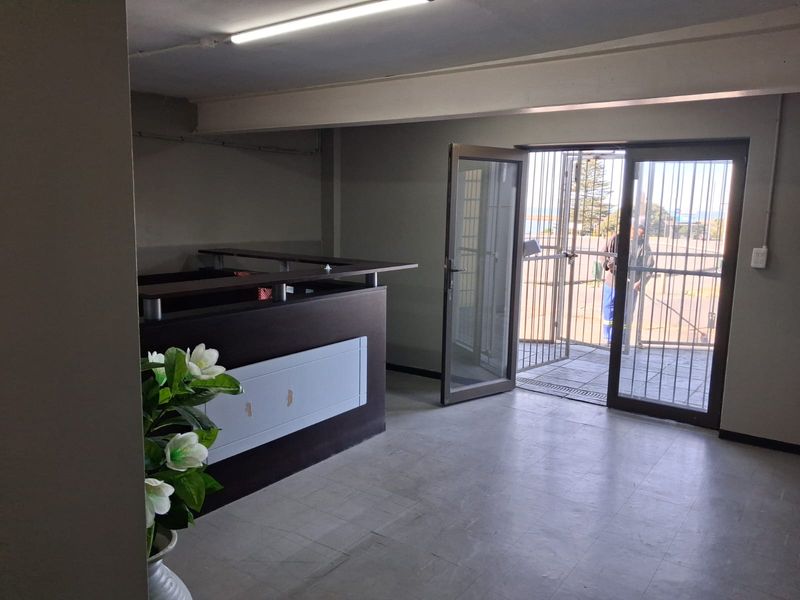Exclusive Centrally located, Prime Office space  to let in Quigney - 281 square meters - Photo 2