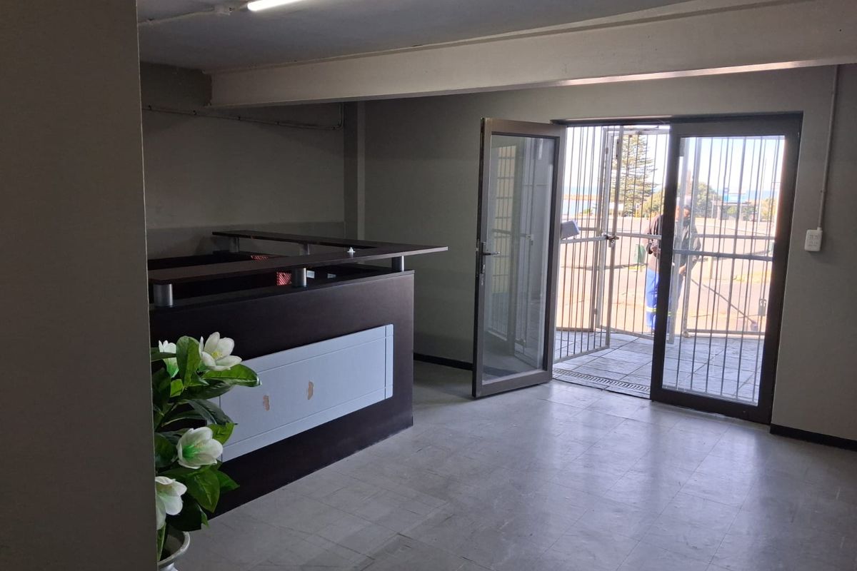 Exclusive Centrally located, Prime Office space  to let in Quigney - 281 square meters - Photo 2