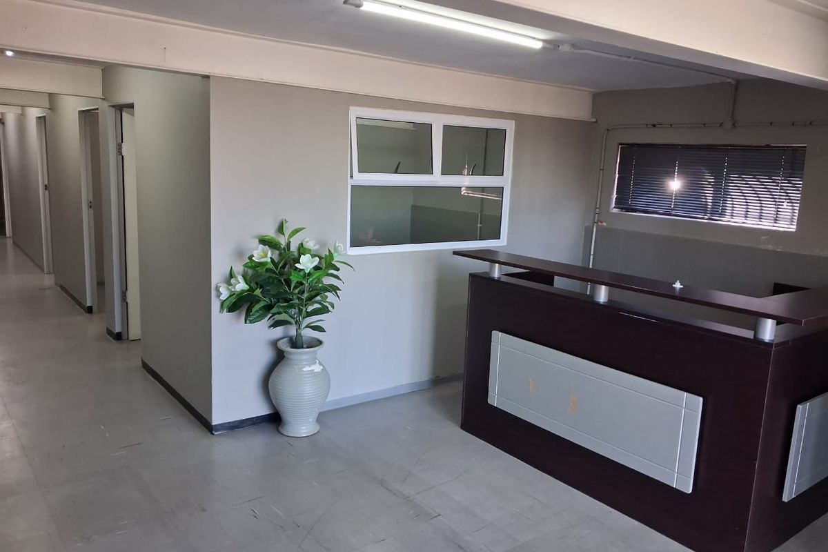 Exclusive Centrally located, Prime Office space  to let in Quigney - 281 square meters - Photo 3