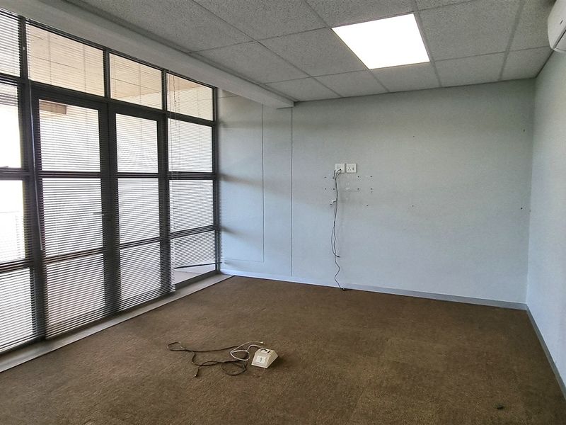 Office space to let in SOLEIL building Lyme Park - Photo 8