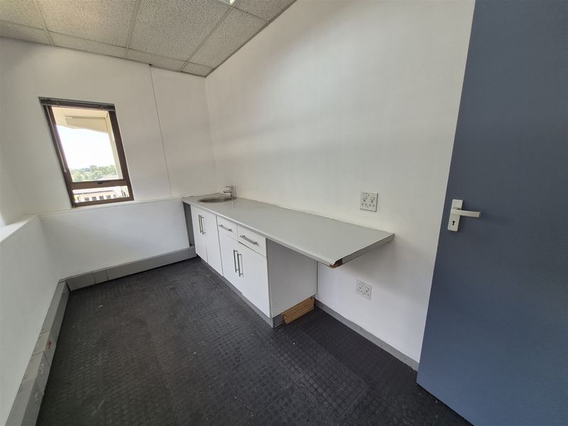 321.34m2 Office to let in Hyde Park - Johannesburg - Photo 5