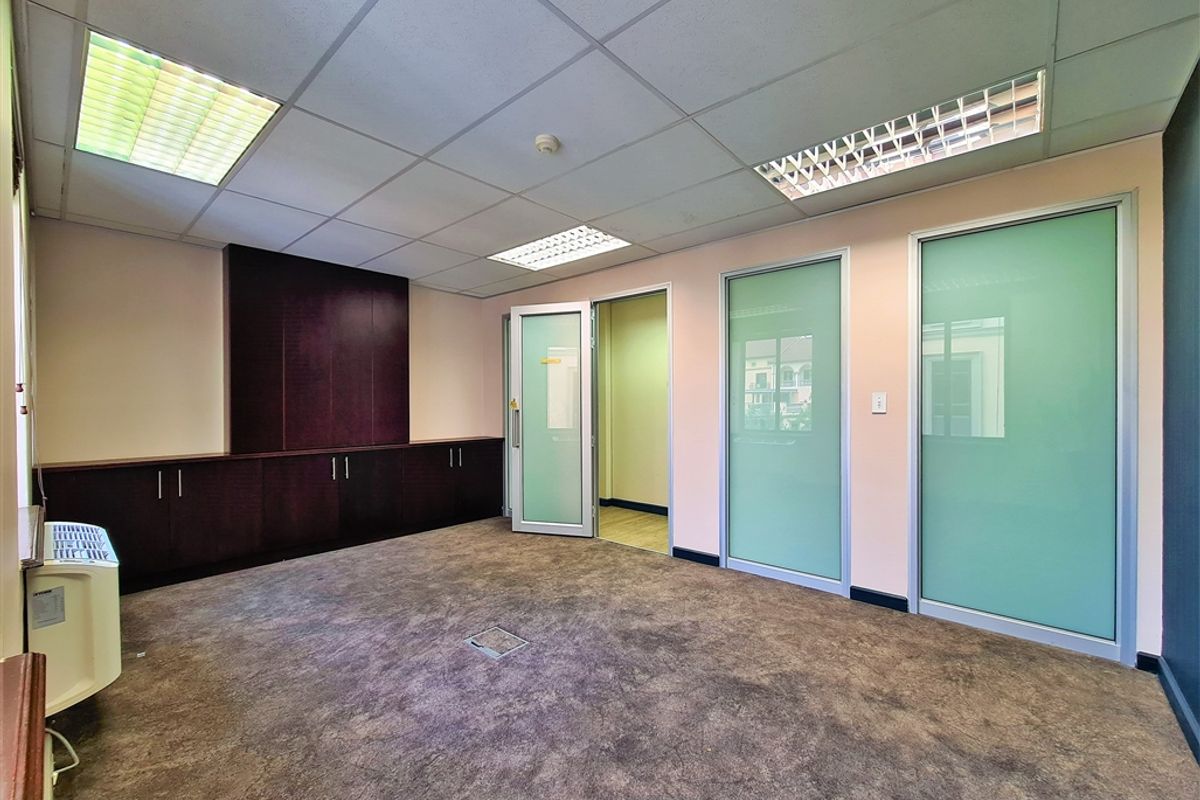 304m2 Modern Open Plan Office to Let in The Pivot - Photo 4