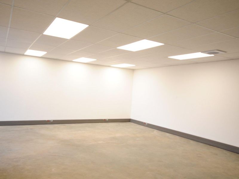 Secure, High-Visibility Industrial Estate with Immediate R21 Route Access - Photo 5