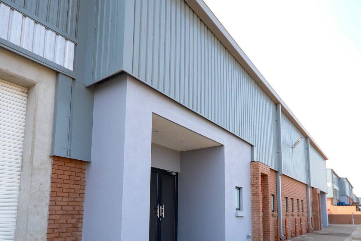 Secure, High-Visibility Industrial Estate with Immediate R21 Route Access - Photo 2