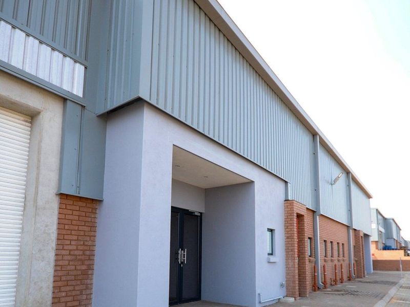 Secure, High-Visibility Industrial Estate with Immediate R21 Route Access - Photo 2