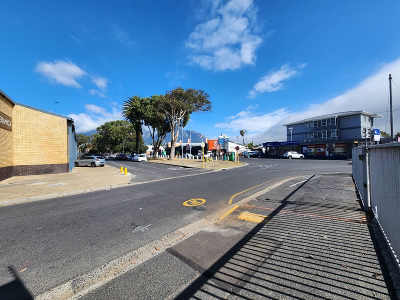 LARGE RETAIL SPACE | TO LET | CLAREMONT - Photo 4