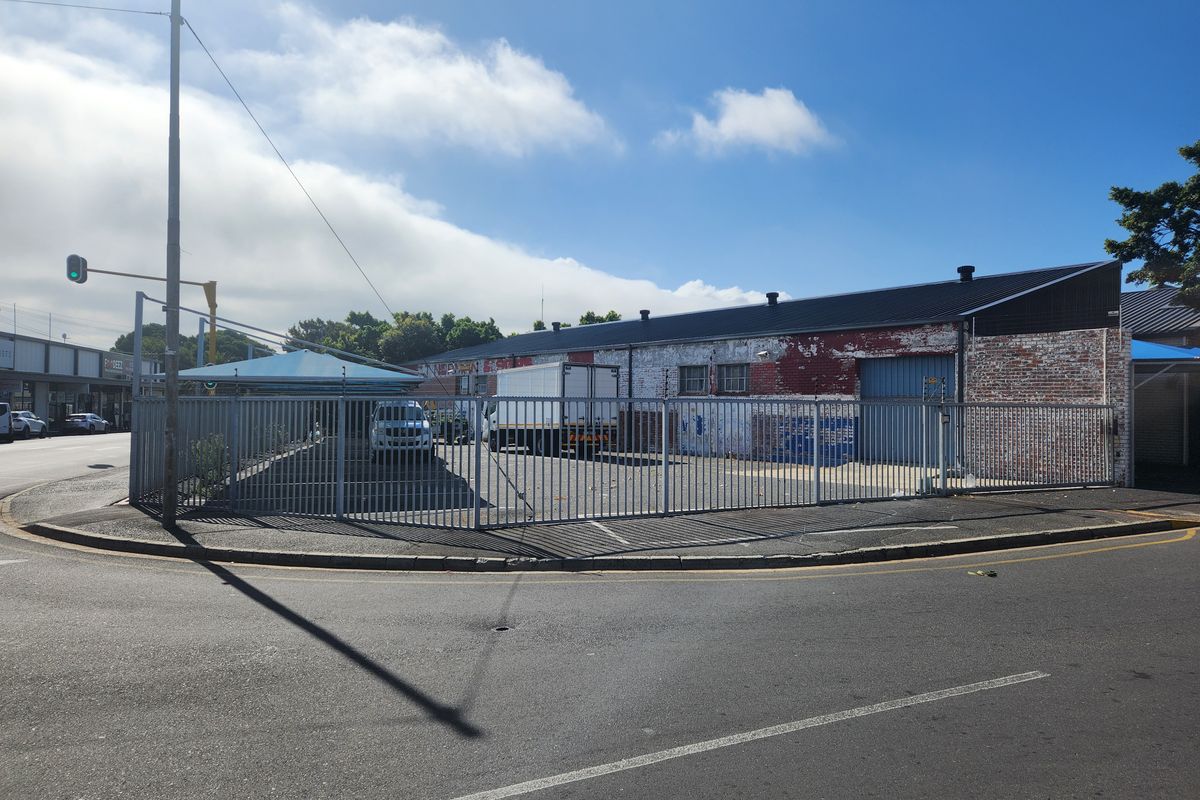 LARGE RETAIL SPACE | TO LET | CLAREMONT - Photo 2