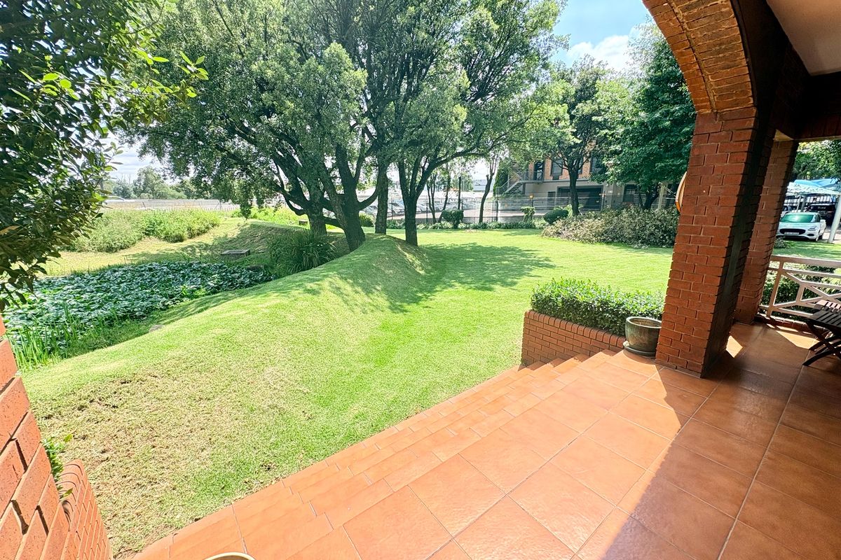 Office building to let in Bedfordview - Photo 4