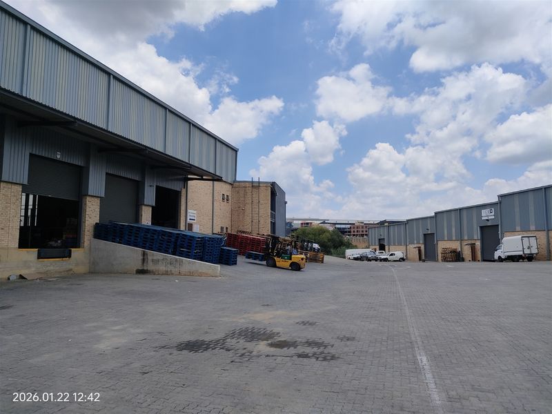 7625m2  Warehouse  - TO LEASE - Photo 9